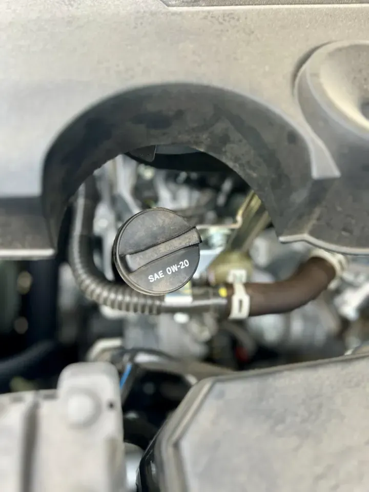 Oil filler cap on the top of the engine