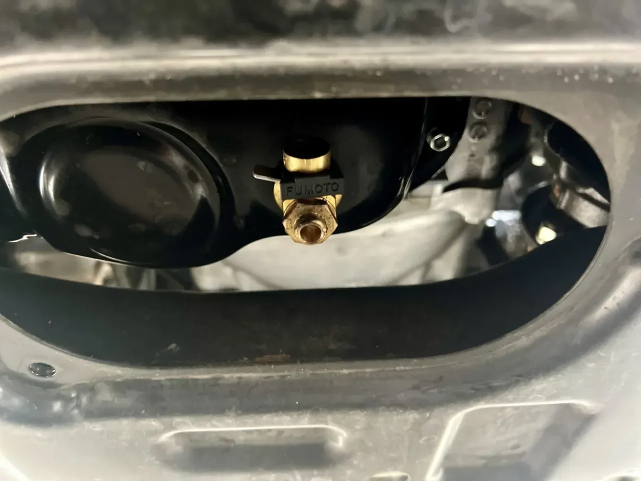 Fumoto valve in the oil drain plug